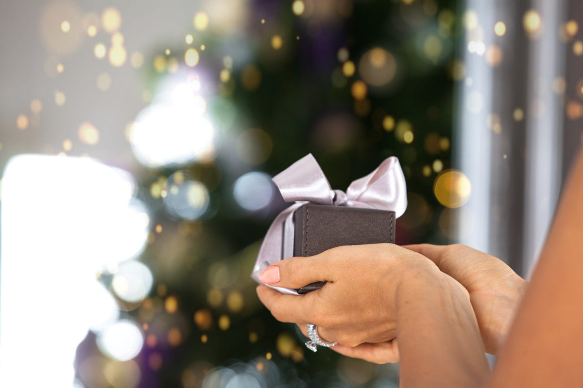 【2026年版】クリスマスプレゼントに贈るジュエリーの選び方｜相手・種類・予算別に紹介
