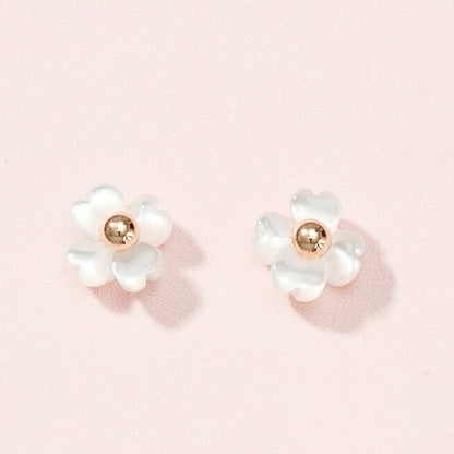 K10  フラワーシェル スタッドピアス（ヒイラギ）｜43-1225
