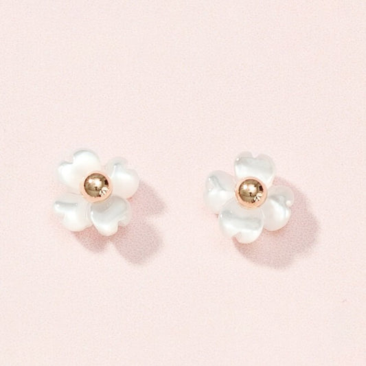 K10  フラワーシェル スタッドピアス（ヒイラギ）｜43-1225