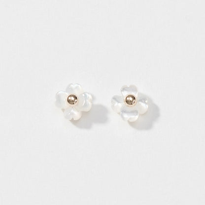 K10  フラワーシェル スタッドピアス（ヒイラギ）｜43-1225