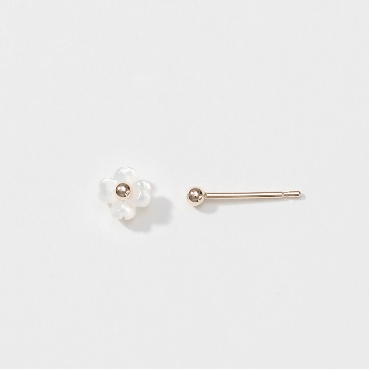 K10  フラワーシェル スタッドピアス（ヒイラギ）｜43-1225