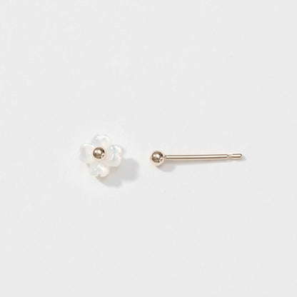 K10  フラワーシェル スタッドピアス（ヒイラギ）｜43-1225