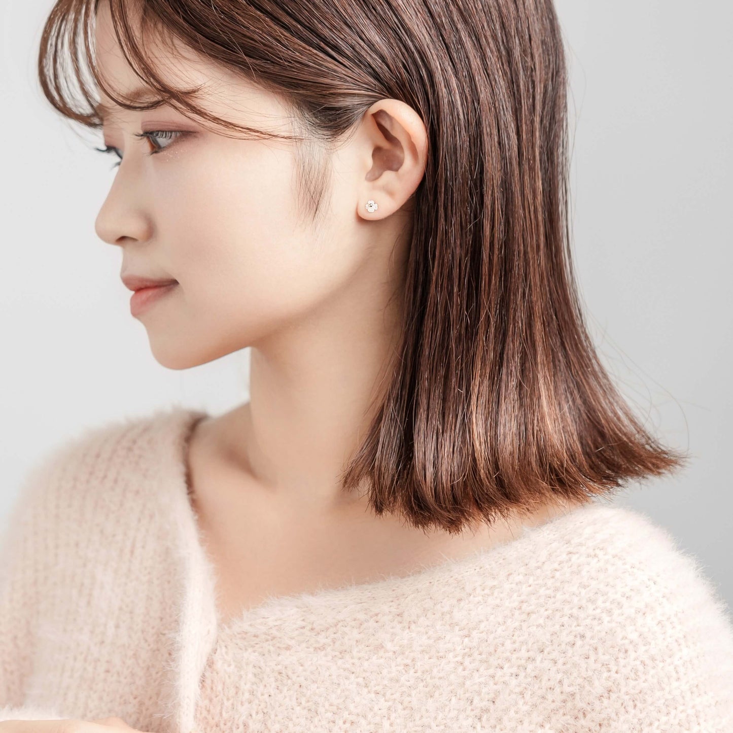 K10  フラワーシェル スタッドピアス（ヒイラギ）｜43-1225