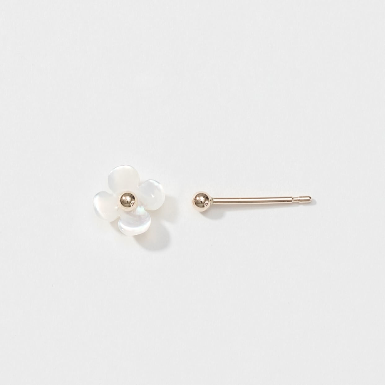 K10  フラワーシェル スタッドピアス（タネツケバナ）｜43-1226