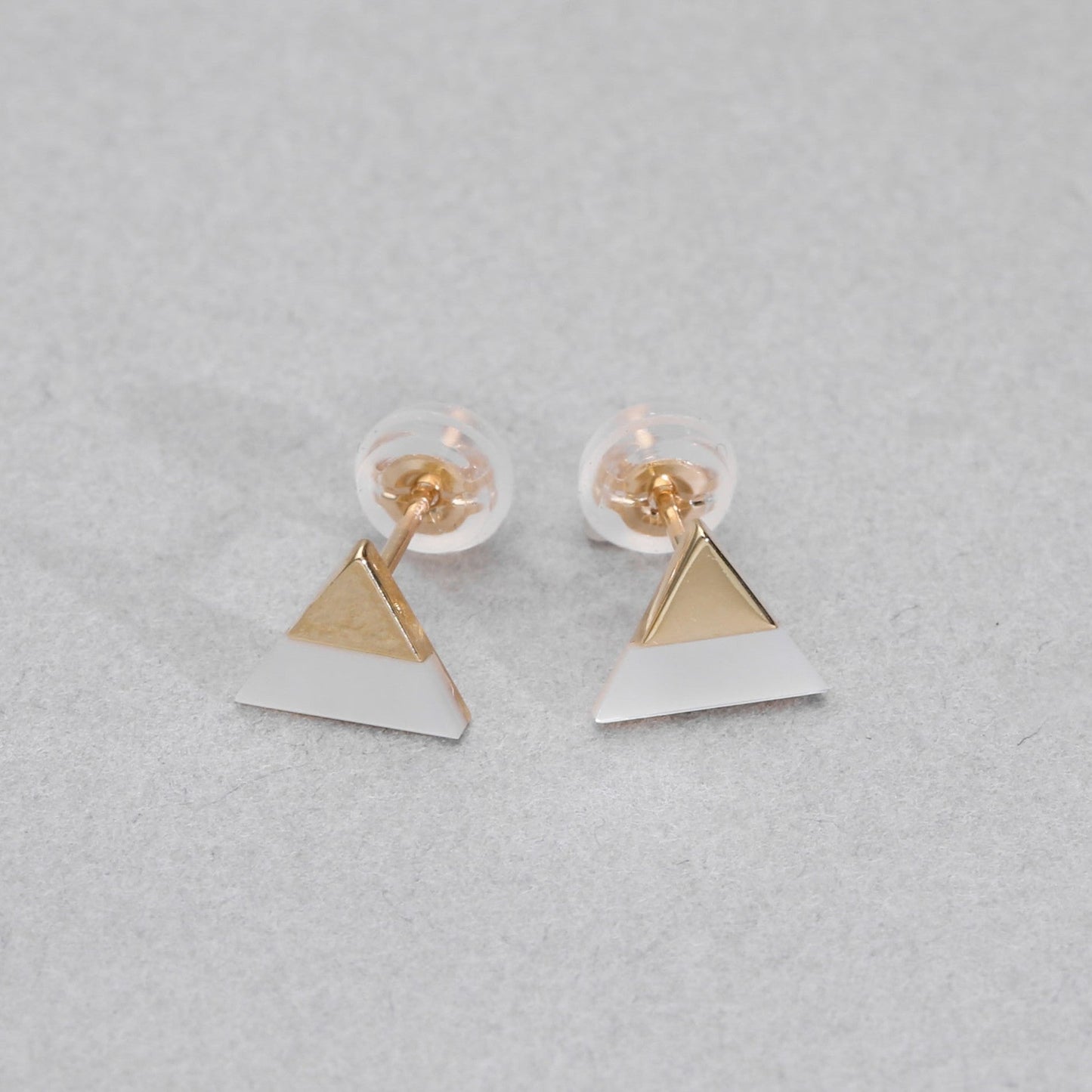 K10 ホワイトシェル スタッドピアス（△：YG） | 43-7873