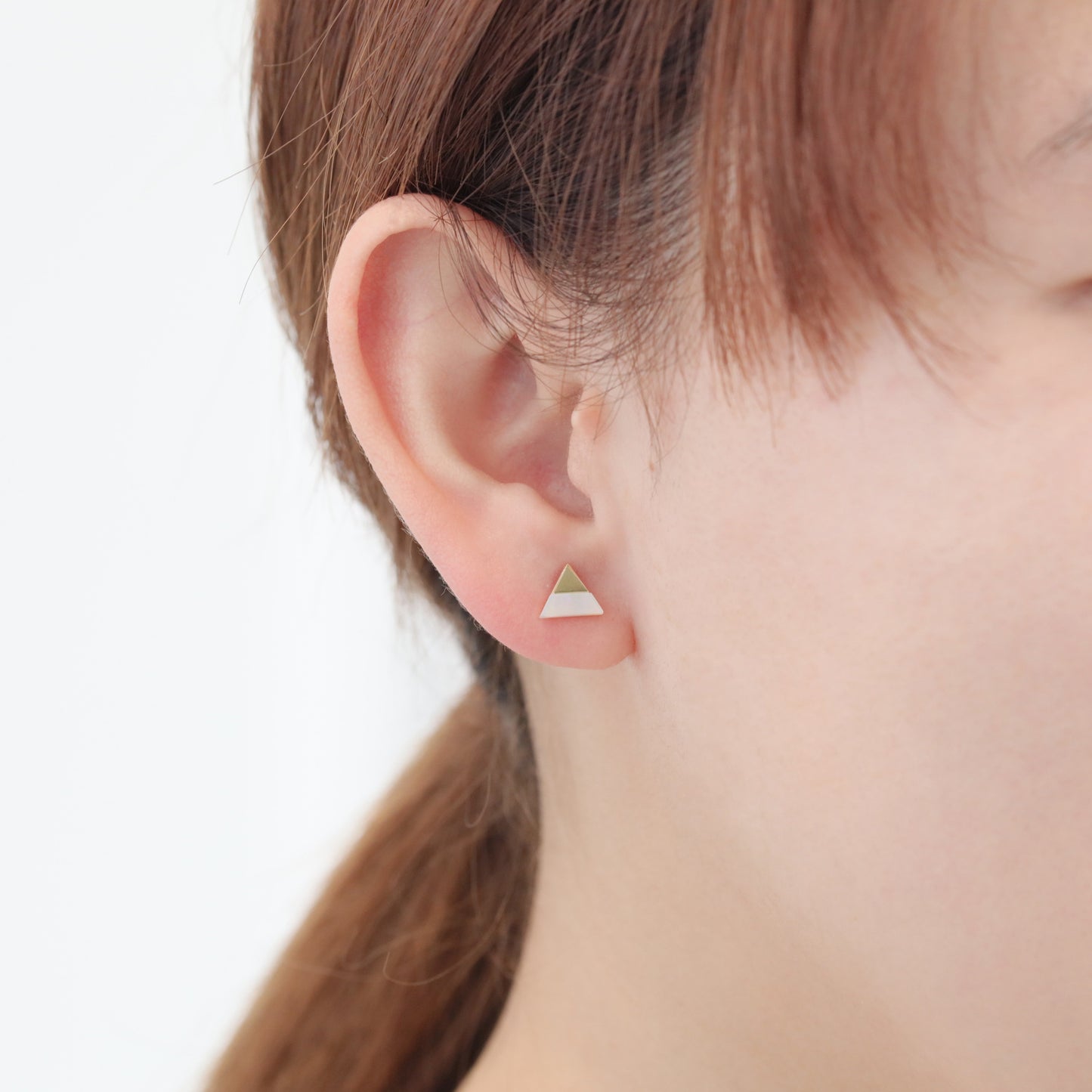 K10 ホワイトシェル スタッドピアス（△：YG） | 43-7873