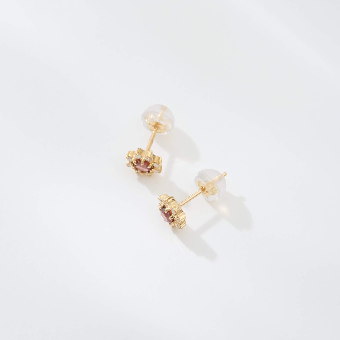 K18 誕生石×ダイヤモンド スタッドピアス （1月：ガーネット）❘ 96-3040