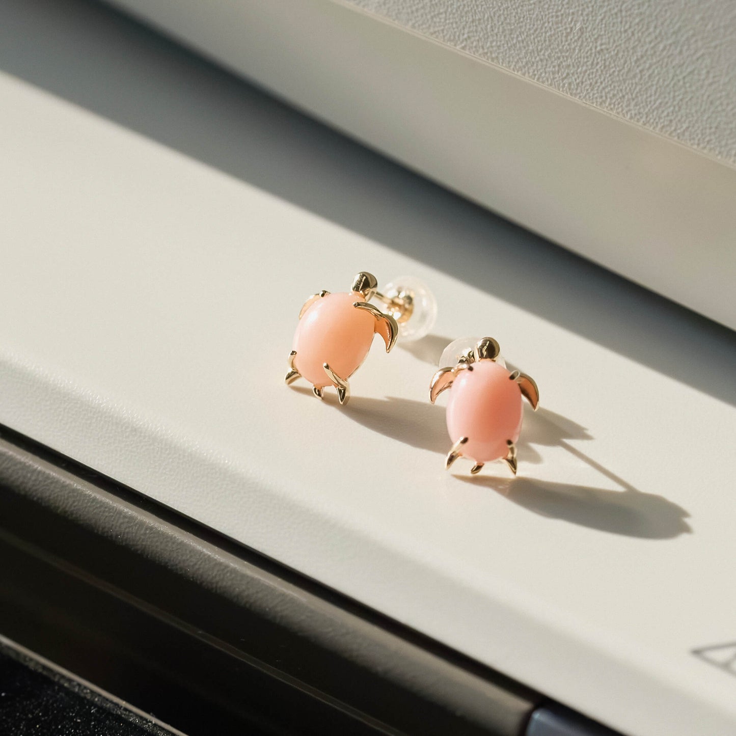 K10 カメ スタッドピアス（ピンク）｜96-3261